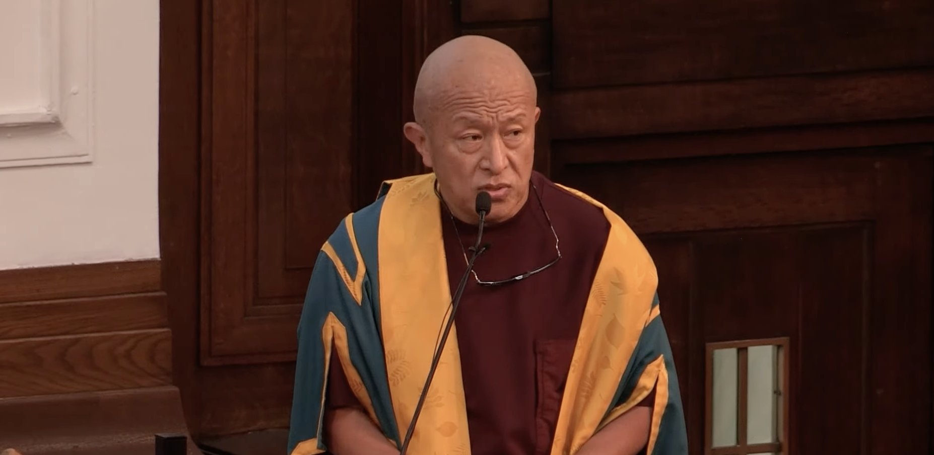Dzongsar Khyentse Rinpoche receiving SOAS award